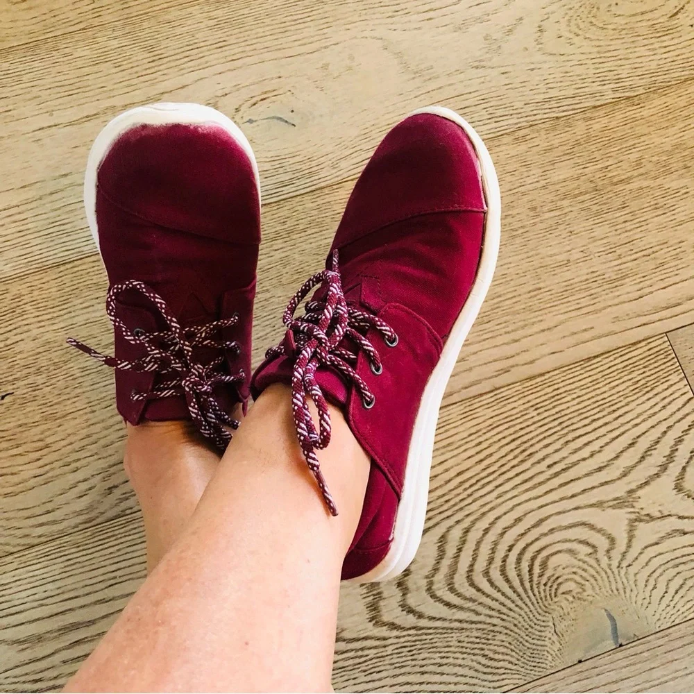 Toms Women’s Size 7 Maroon Burgundy Cherry Cola Red Wine Lace up Canvas Sneakers